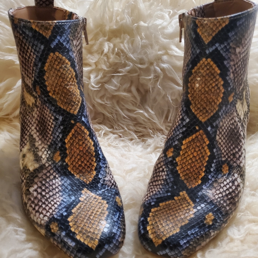 🐉NEW! Sizzling Faux Snakeskin booties